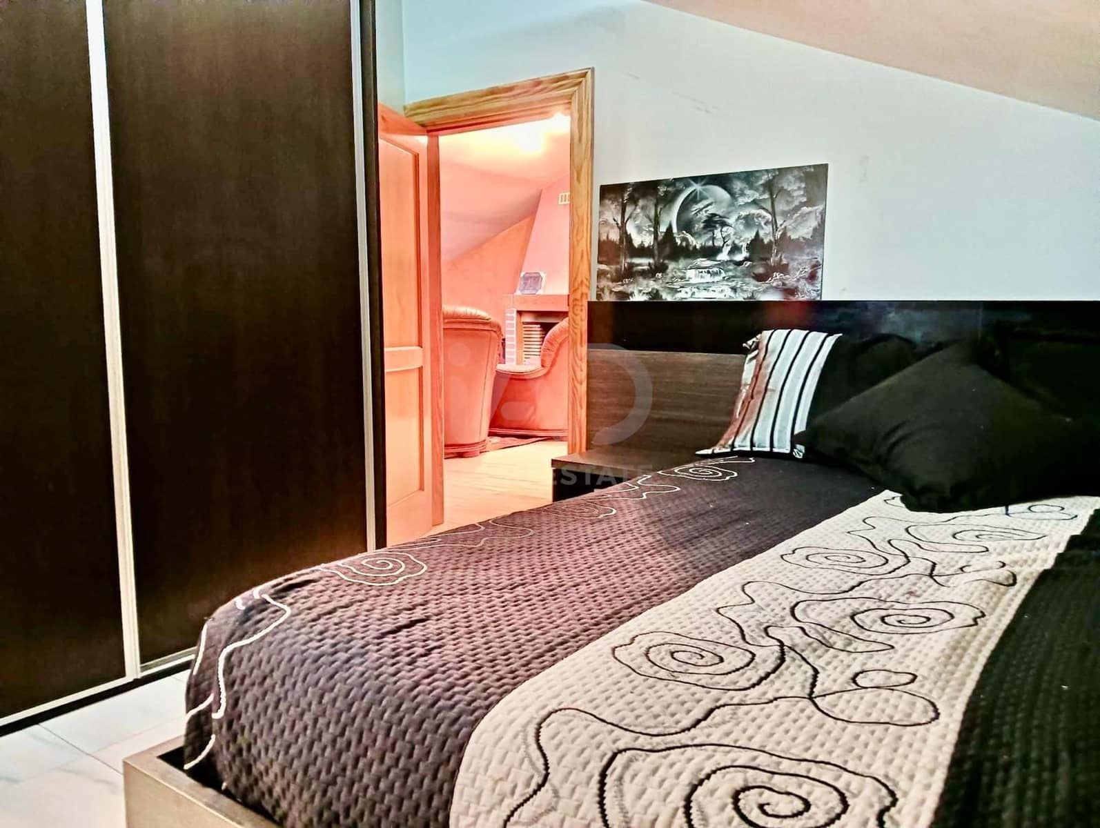 Casa de 4 habitaciones en León ciudad en venta con garaje - 215.000 € (Ref: 9988659)