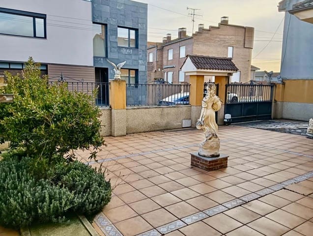 4 soverom Hus til salgs i Leon by med garasje - € 215 000 (Ref: 9988659)