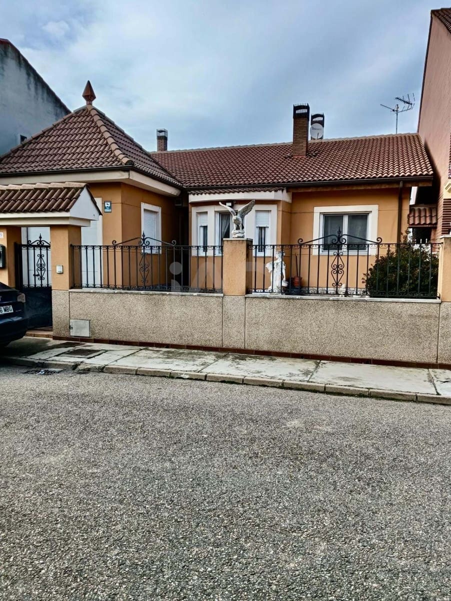 Casa de 4 habitaciones en León ciudad en venta con garaje - 215.000 € (Ref: 9988659)