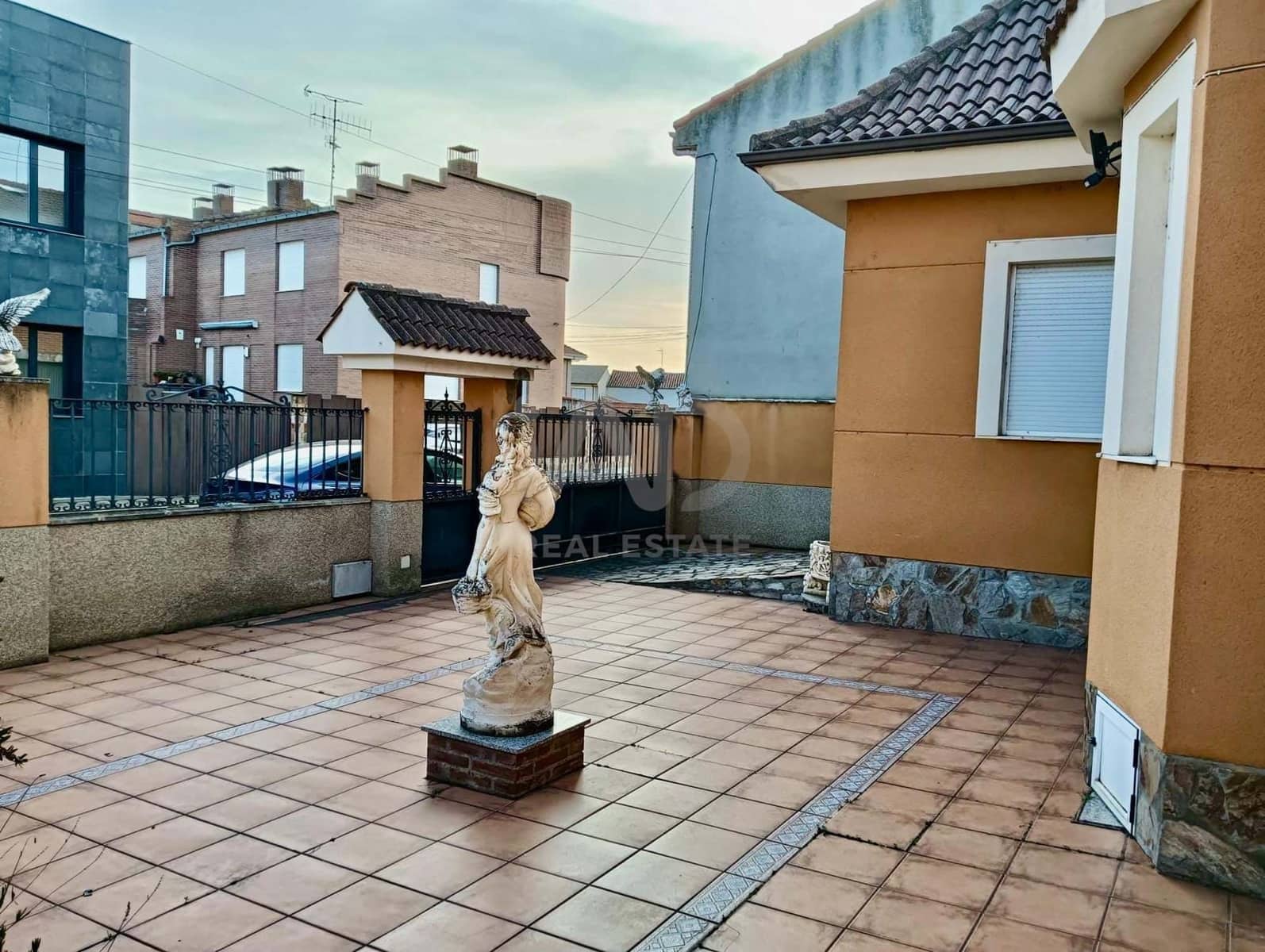 Casa de 4 habitaciones en León ciudad en venta con garaje - 215.000 € (Ref: 9988659)