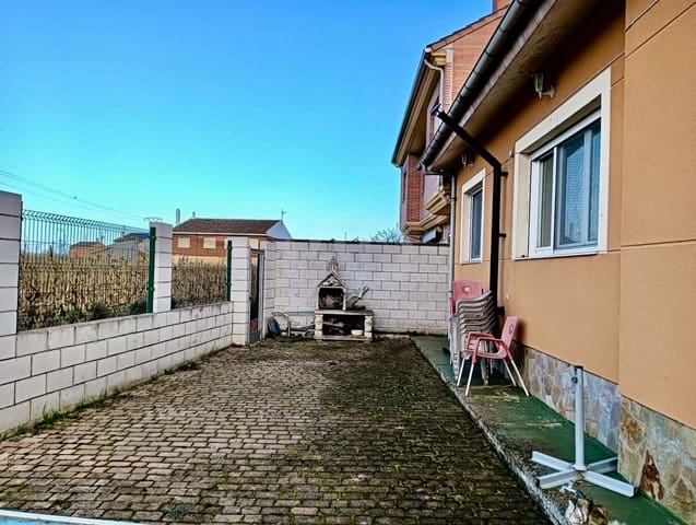 4 soverom Hus til salgs i Leon by med garasje - € 215 000 (Ref: 9988659)