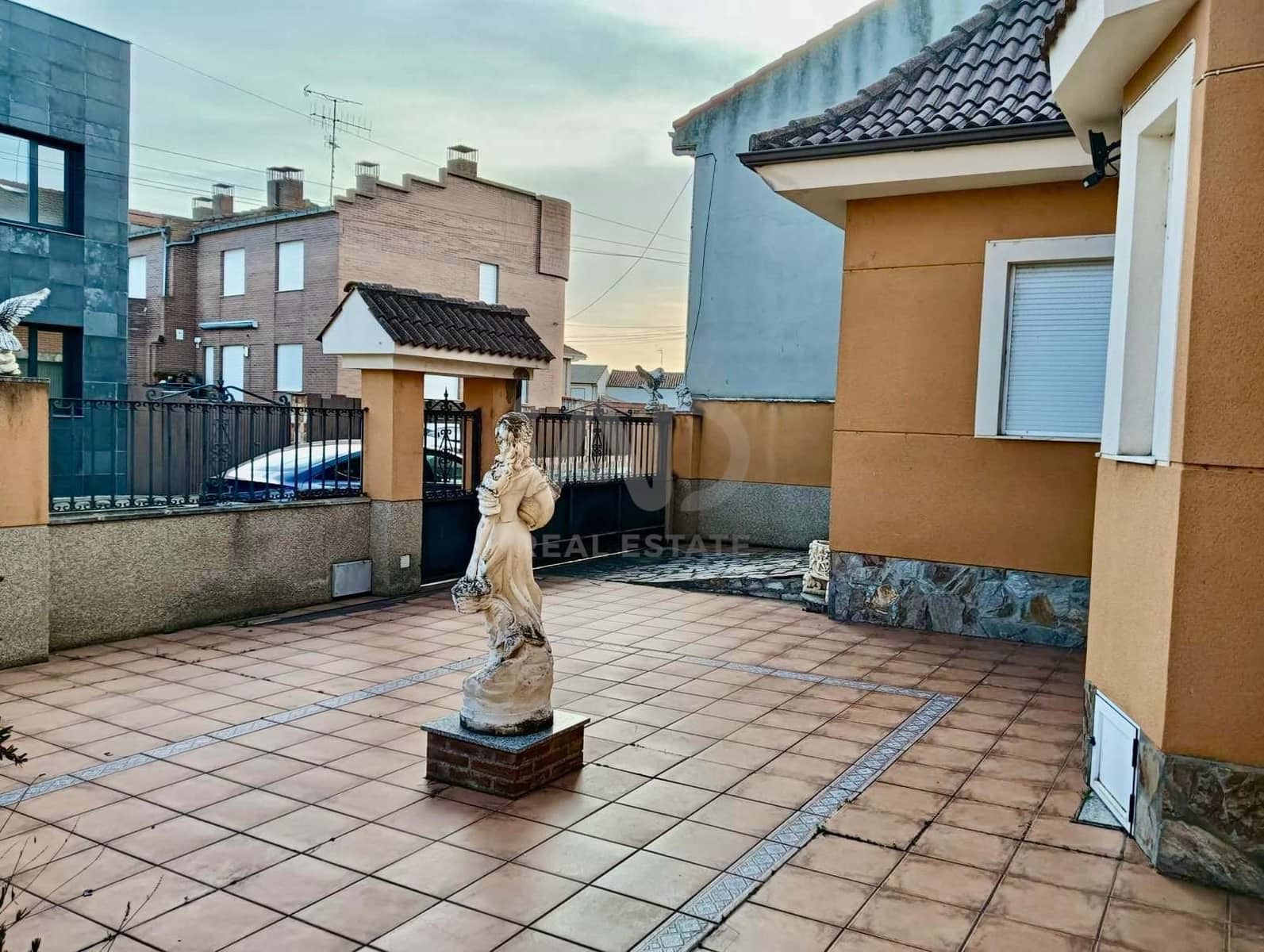 Casa de 4 habitaciones en León ciudad en venta con garaje - 215.000 € (Ref: 9988659)