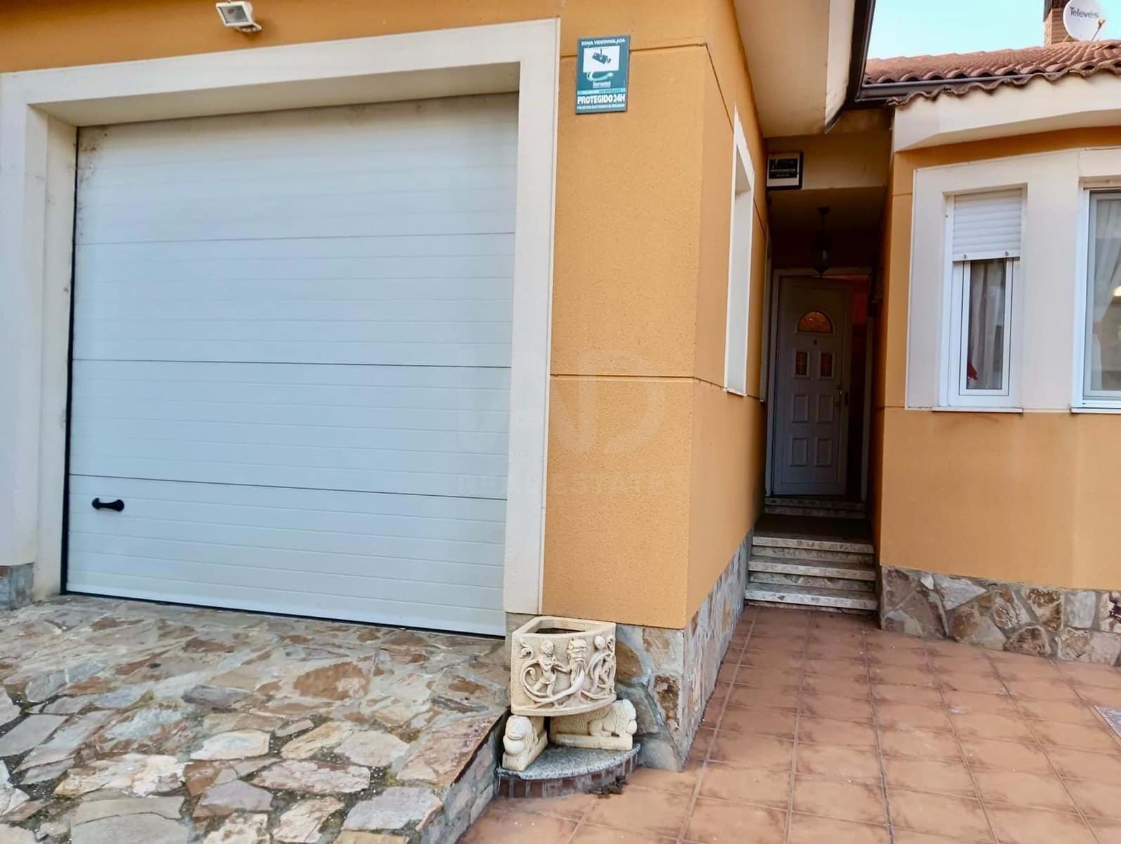 Casa de 4 habitaciones en León ciudad en venta con garaje - 215.000 € (Ref: 9988659)