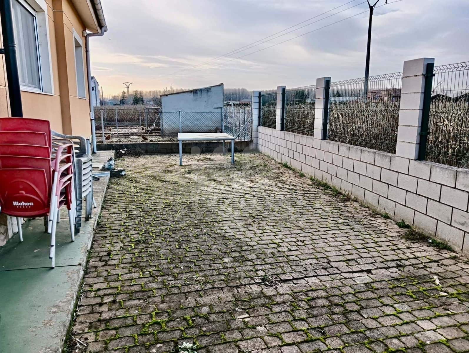 Casa de 4 habitaciones en León ciudad en venta con garaje - 215.000 € (Ref: 9988659)