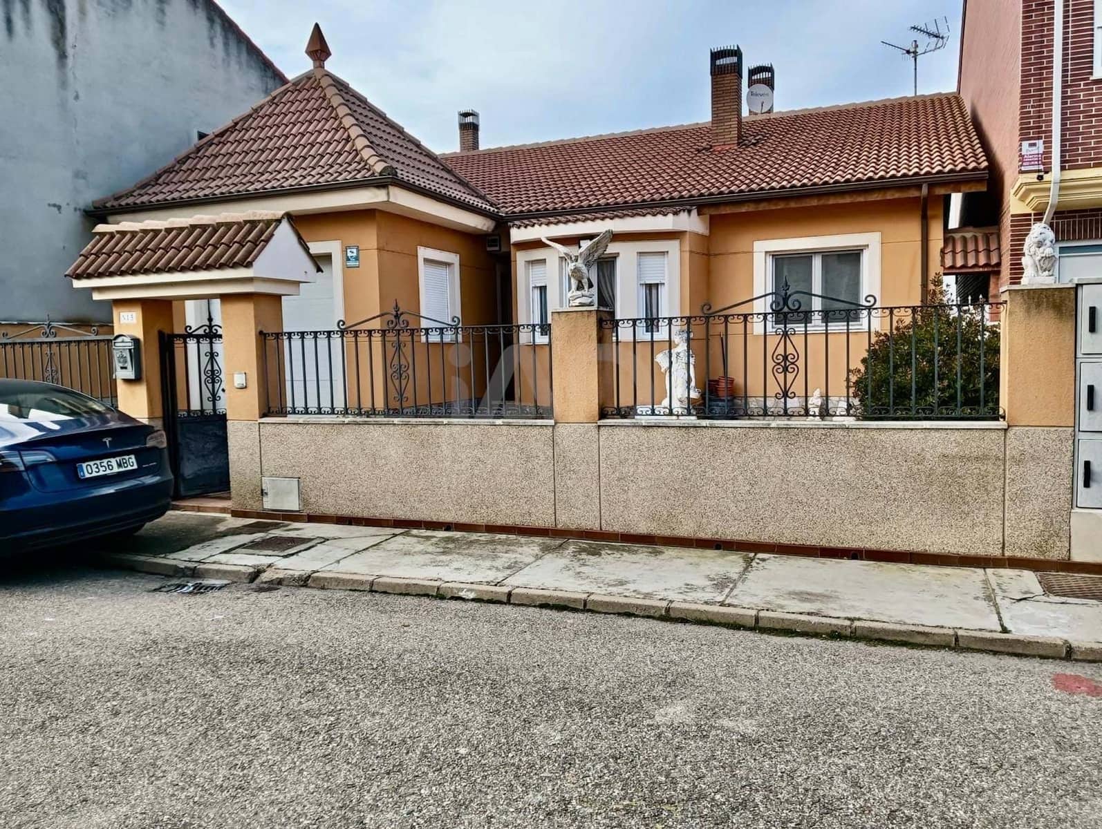Casa de 4 habitaciones en León ciudad en venta con garaje - 215.000 € (Ref: 9988659)