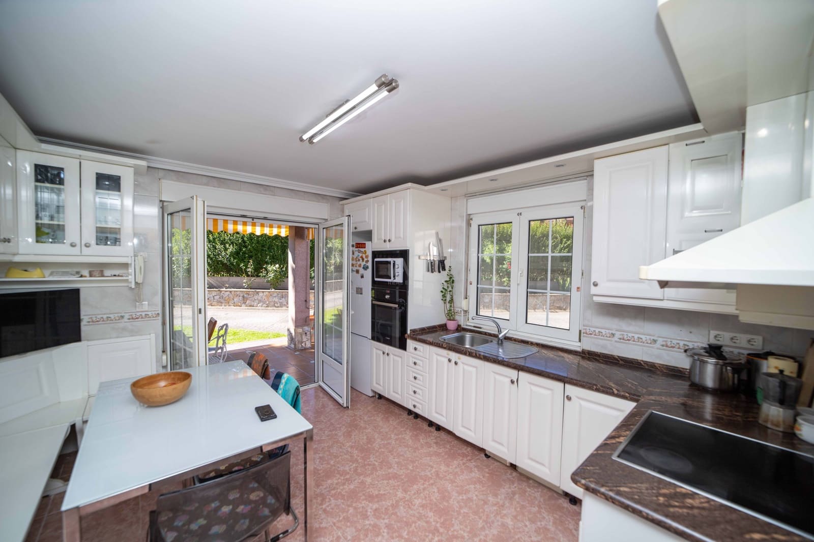 5 sypialnia Dom na sprzedaż w Miasto Leon z basenem garażem - 498 900 € (Ref: 9988662)