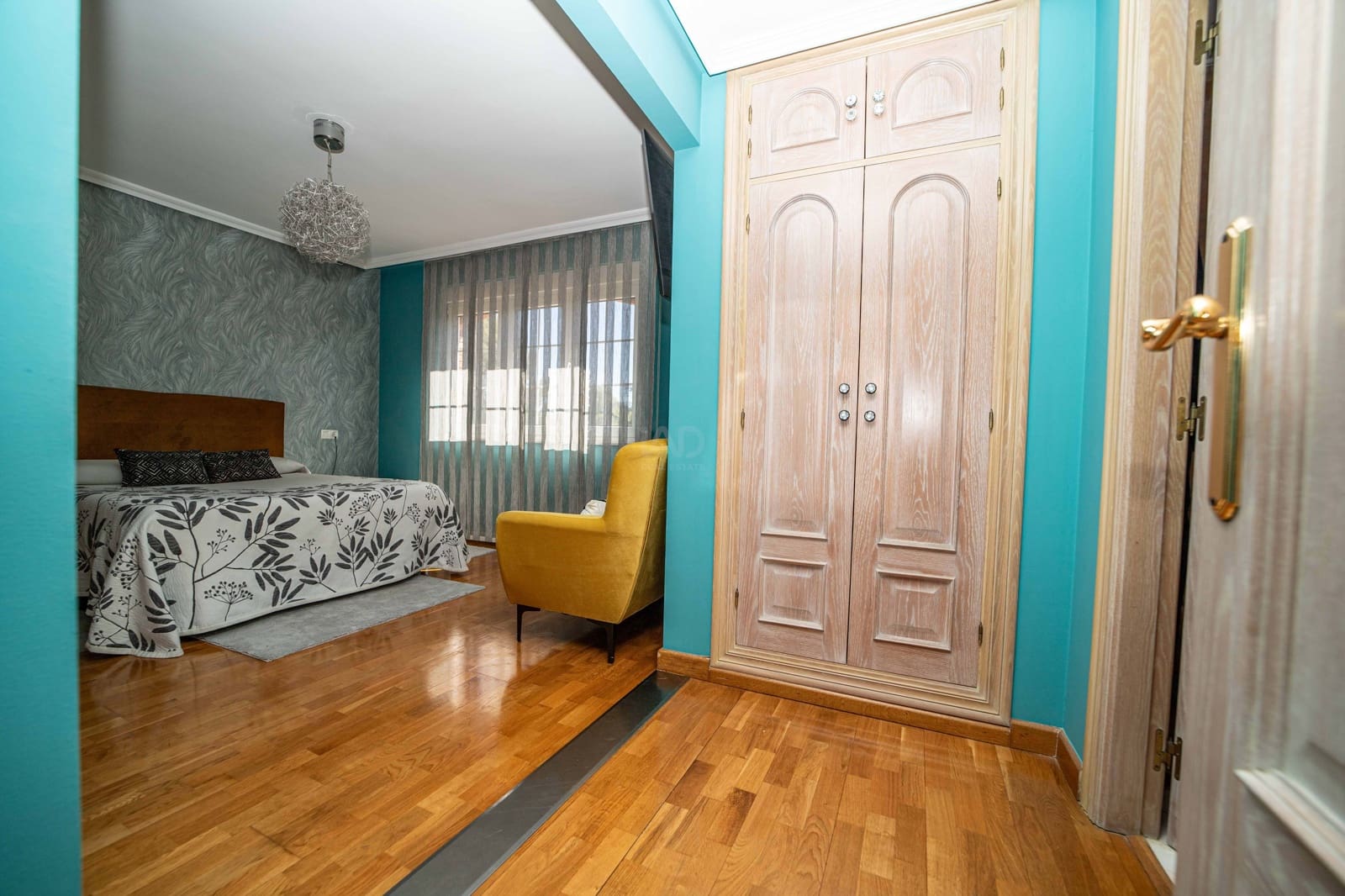 5 sypialnia Dom na sprzedaż w Miasto Leon z basenem garażem - 498 900 € (Ref: 9988662)
