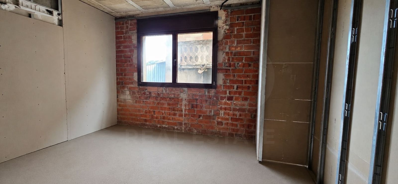 Omakotitalo myytävänä paikassa Girona kaupunki - 200 000 € (Ref: 9988673)
