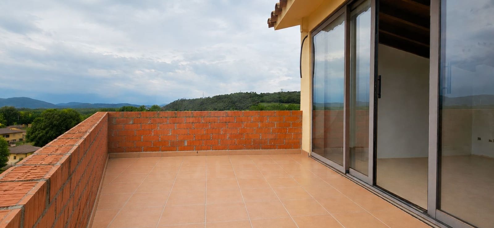 Omakotitalo myytävänä paikassa Girona kaupunki - 200 000 € (Ref: 9988673)