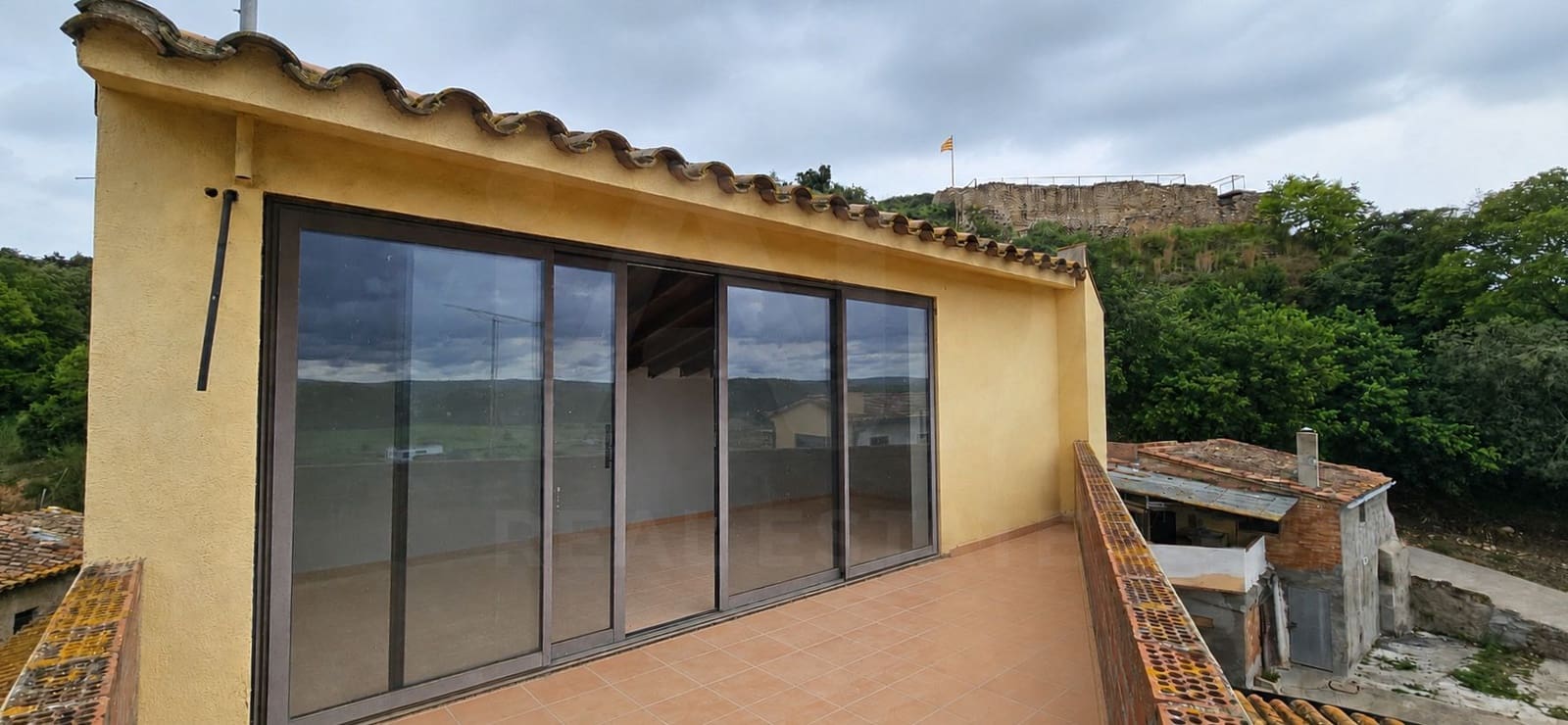 Omakotitalo myytävänä paikassa Girona kaupunki - 200 000 € (Ref: 9988673)