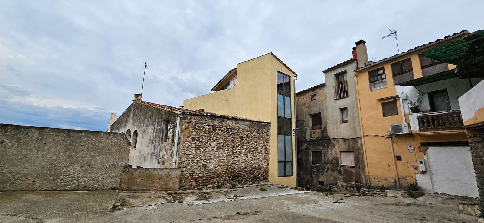 Omakotitalo myytävänä paikassa Girona kaupunki - 200 000 € (Ref: 9988673)