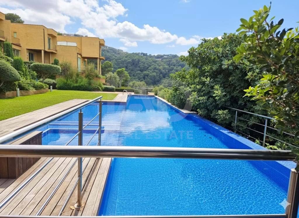 4 soveværelse Rækkehus til salg i Girona by med swimmingpool garage - € 495.000 (Ref: 9988679)