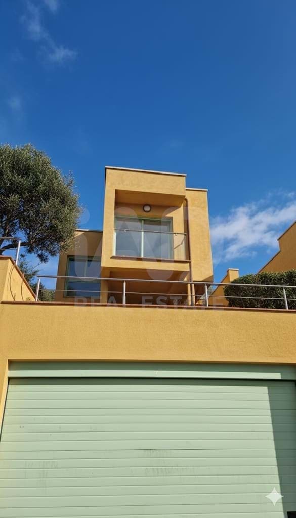 4 soveværelse Rækkehus til salg i Girona by med swimmingpool garage - € 495.000 (Ref: 9988679)