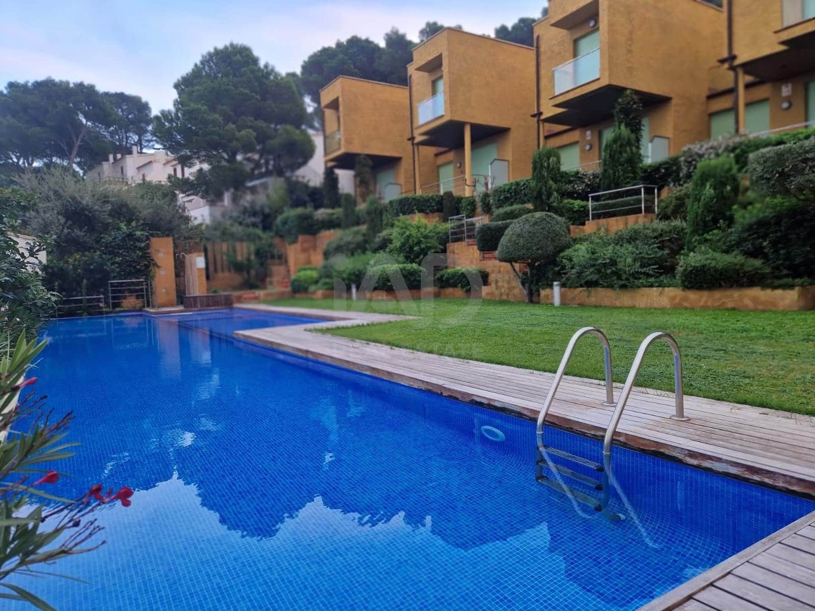 4 soveværelse Rækkehus til salg i Girona by med swimmingpool garage - € 495.000 (Ref: 9988679)