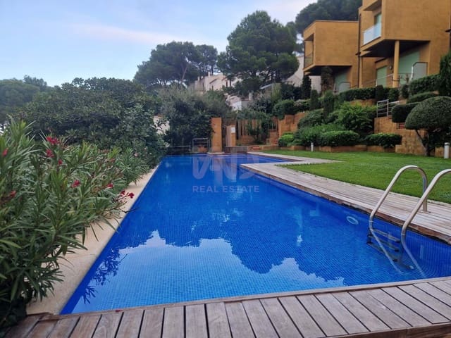 4 soveværelse Rækkehus til salg i Girona by med swimmingpool garage - € 495.000 (Ref: 9988679)