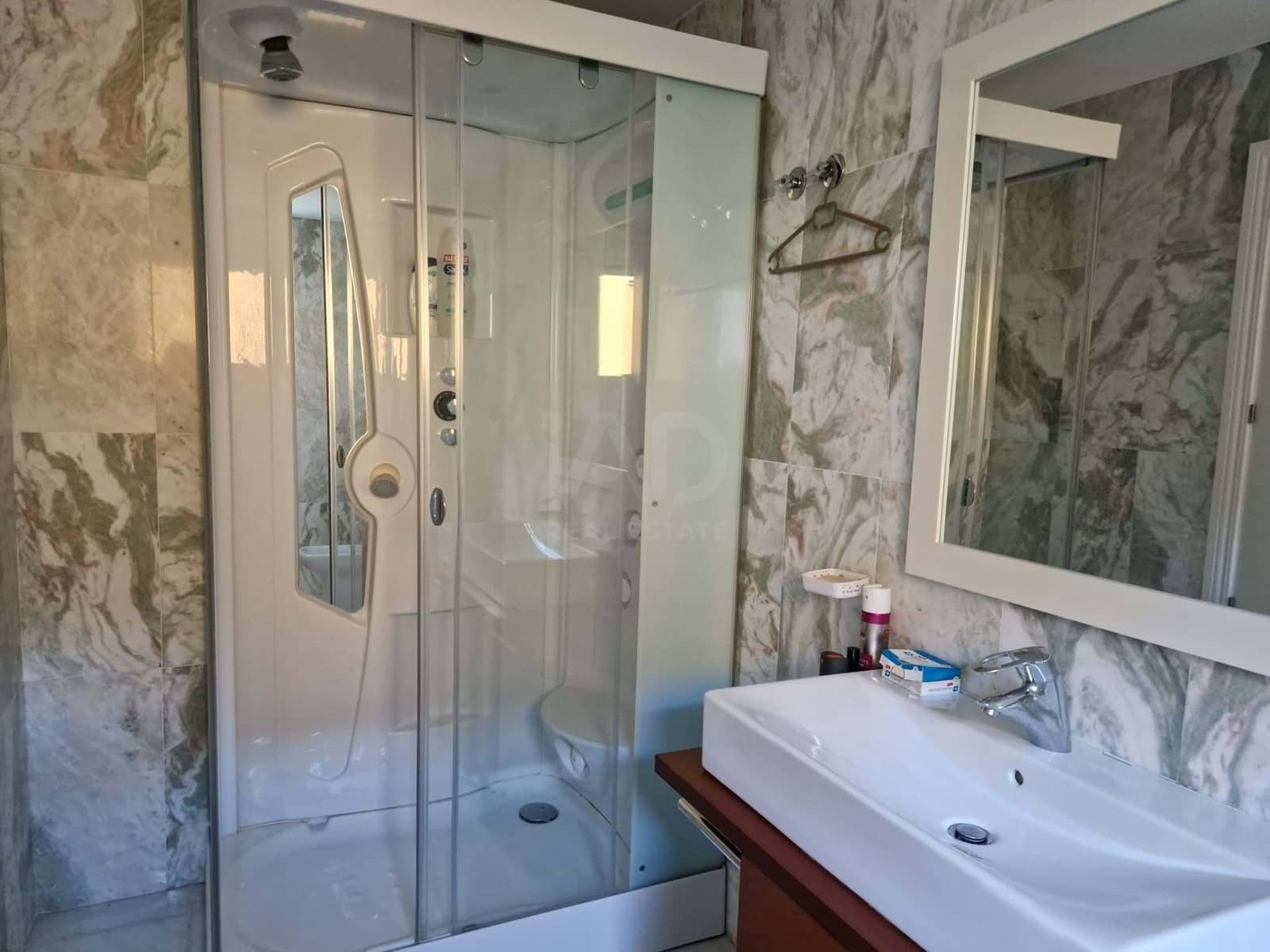 4 soveværelse Rækkehus til salg i Girona by med swimmingpool garage - € 495.000 (Ref: 9988679)