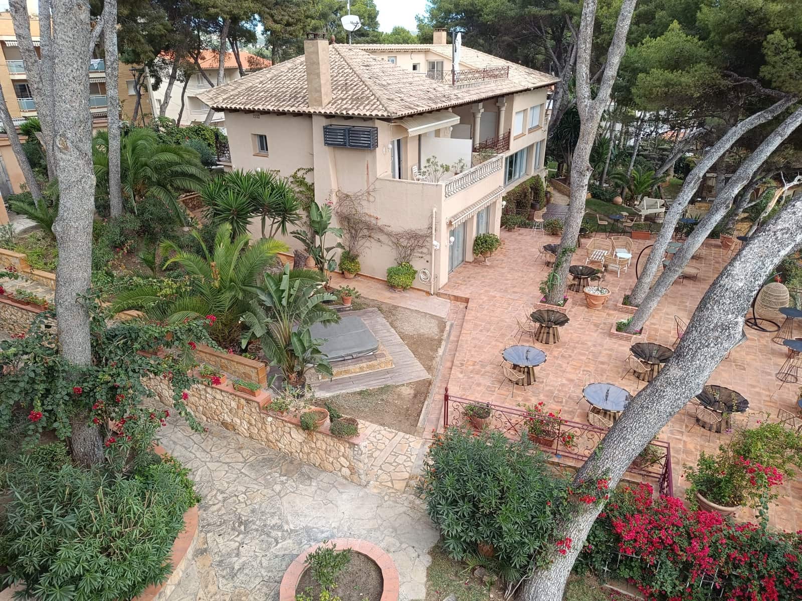 6 bedroom Townhouse for sale in Roda de Bara with garage - € 4,800,000 (Ref: 9988703)