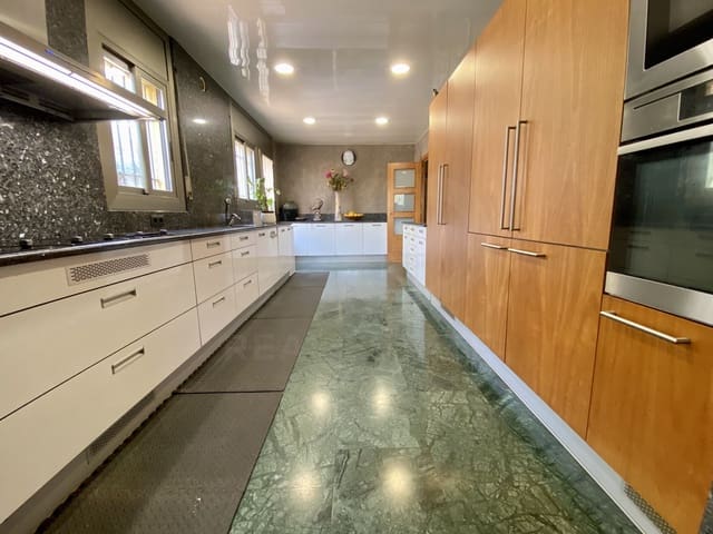 4 sypialnia Dom na sprzedaż w Miasto Barcelona z garażem - 850 000 € (Ref: 9988706)