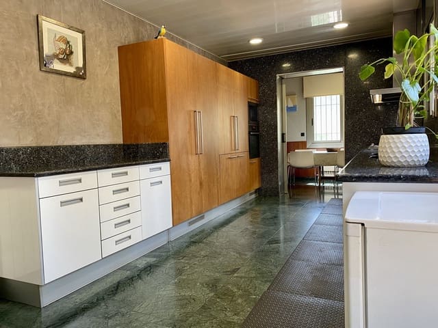 4 sypialnia Dom na sprzedaż w Miasto Barcelona z garażem - 850 000 € (Ref: 9988706)