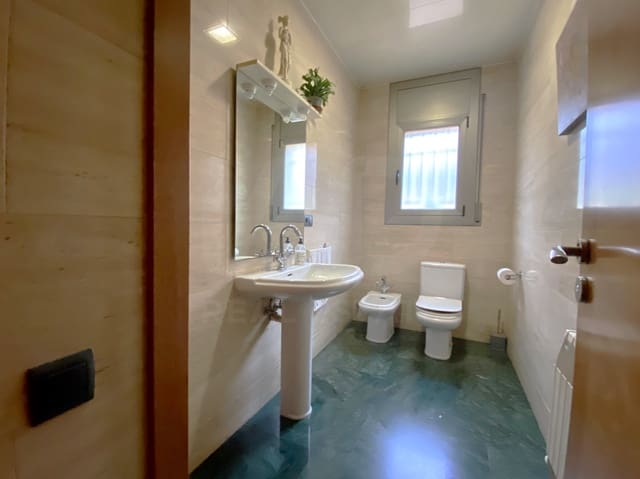 4 sypialnia Dom na sprzedaż w Miasto Barcelona z garażem - 850 000 € (Ref: 9988706)