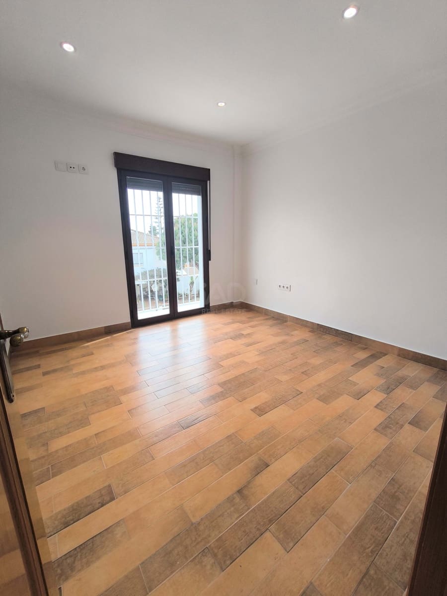 5 slaapkamer Huis te koop in Huelva stad met zwembad garage - € 1.010.000 (Ref: 9988728)