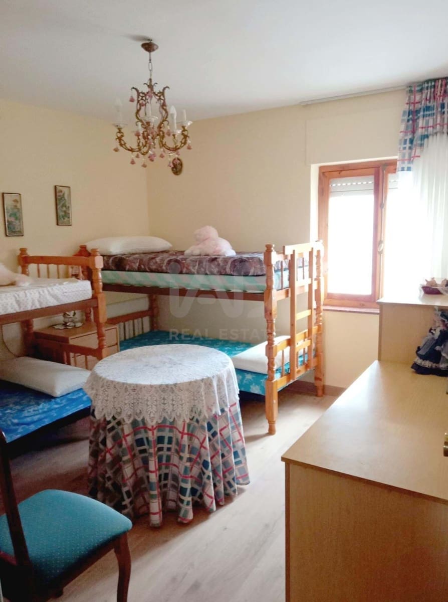 4 Zimmer Haus zu verkaufen in Leon Stadt mit Garage - 75.000 € (Ref: 9988733)
