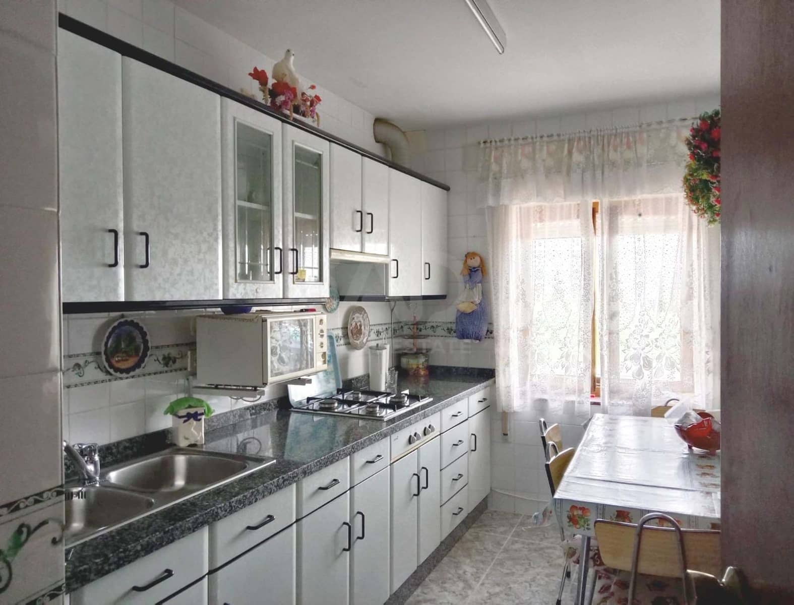 4 Zimmer Haus zu verkaufen in Leon Stadt mit Garage - 75.000 € (Ref: 9988733)