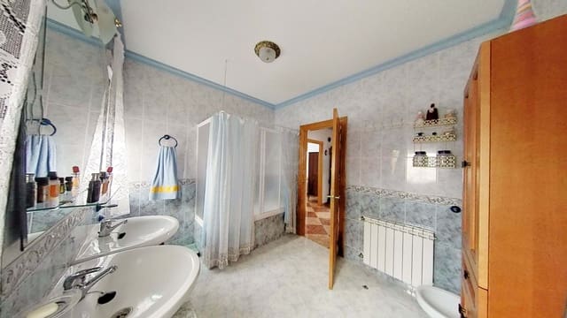 4 sypialnia Finka/Dom wiejski na sprzedaż w Miasto Grenada z garażem - 250 000 € (Ref: 9988734)
