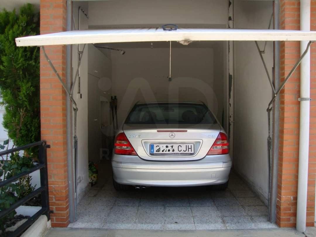 3 bedroom Villa for sale in Leon city with garage - € 244,000 (Ref: 9988738)