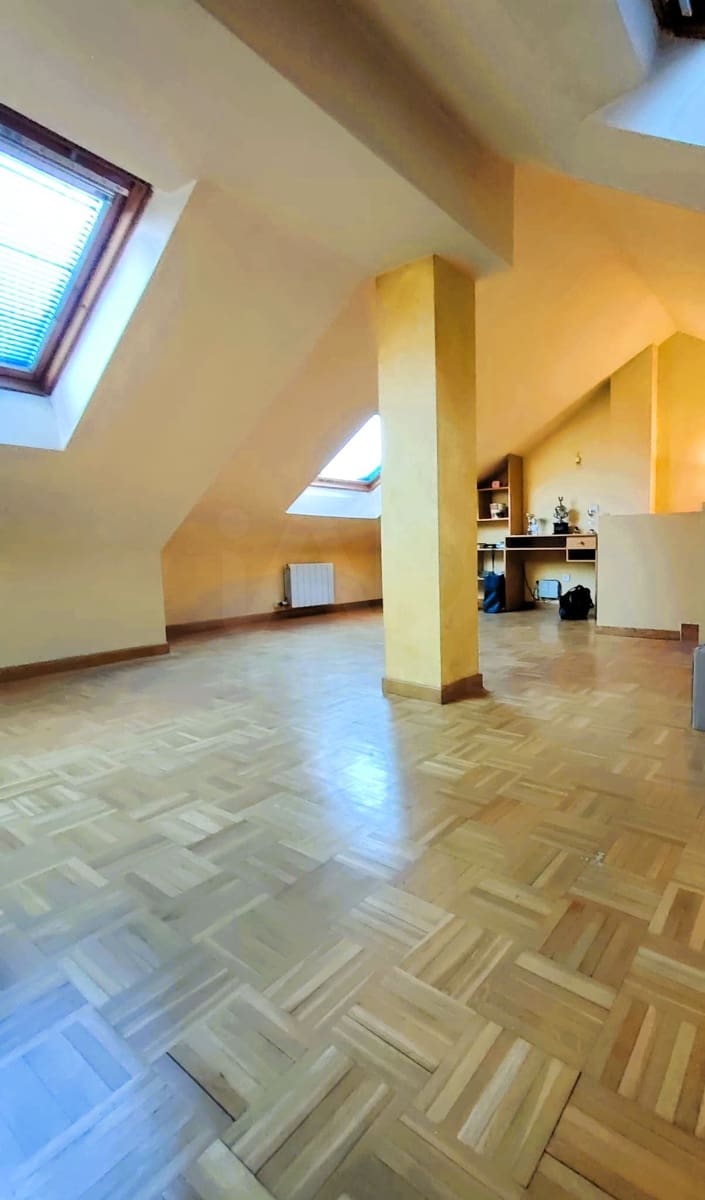 3 bedroom Villa for sale in Leon city with garage - € 244,000 (Ref: 9988738)