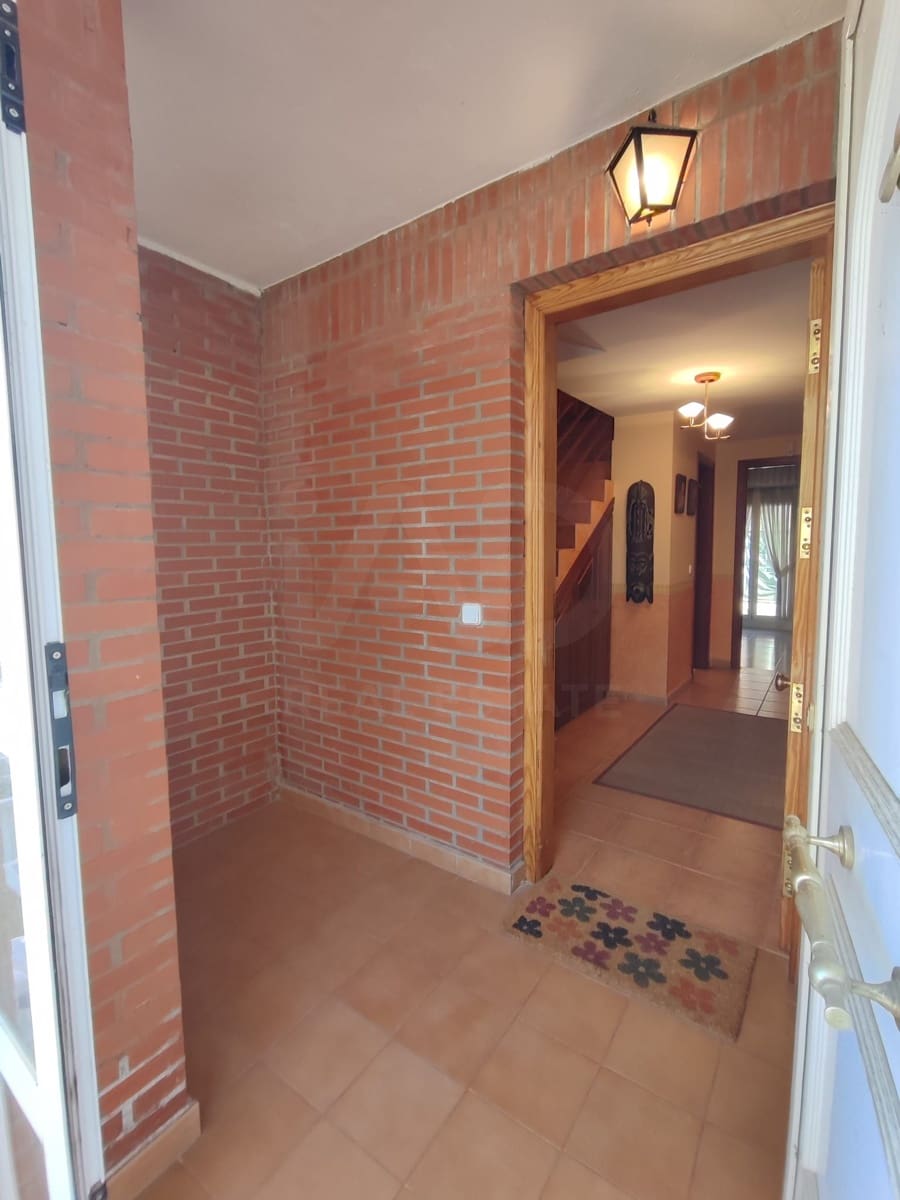 3 bedroom Villa for sale in Leon city with garage - € 244,000 (Ref: 9988738)