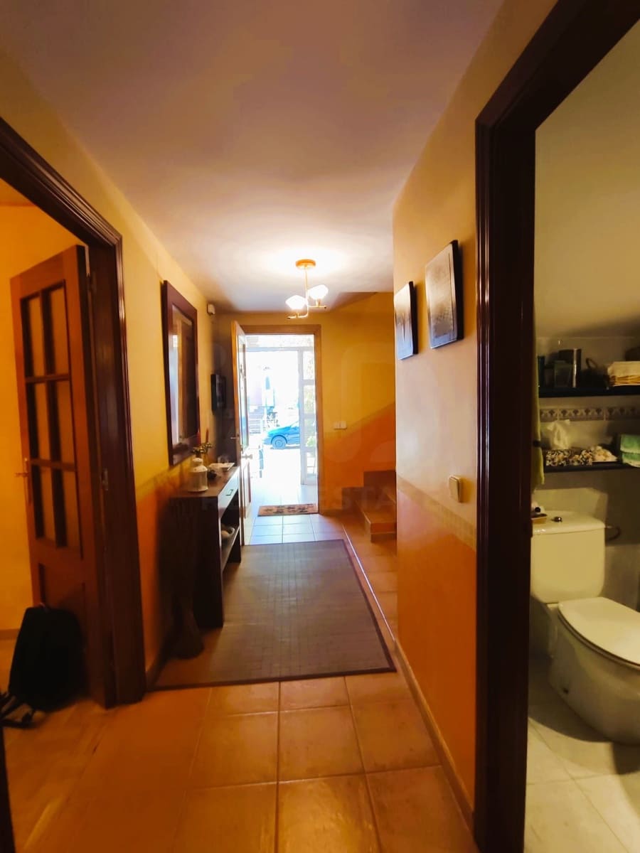 3 bedroom Villa for sale in Leon city with garage - € 244,000 (Ref: 9988738)