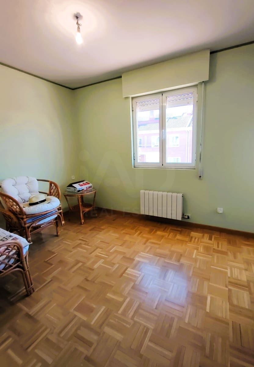 3 bedroom Villa for sale in Leon city with garage - € 244,000 (Ref: 9988738)
