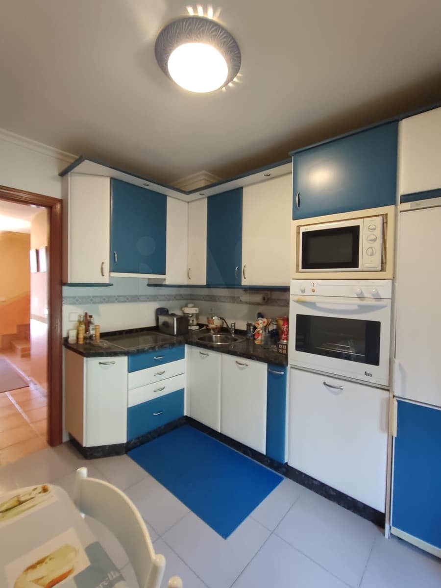 3 bedroom Villa for sale in Leon city with garage - € 244,000 (Ref: 9988738)