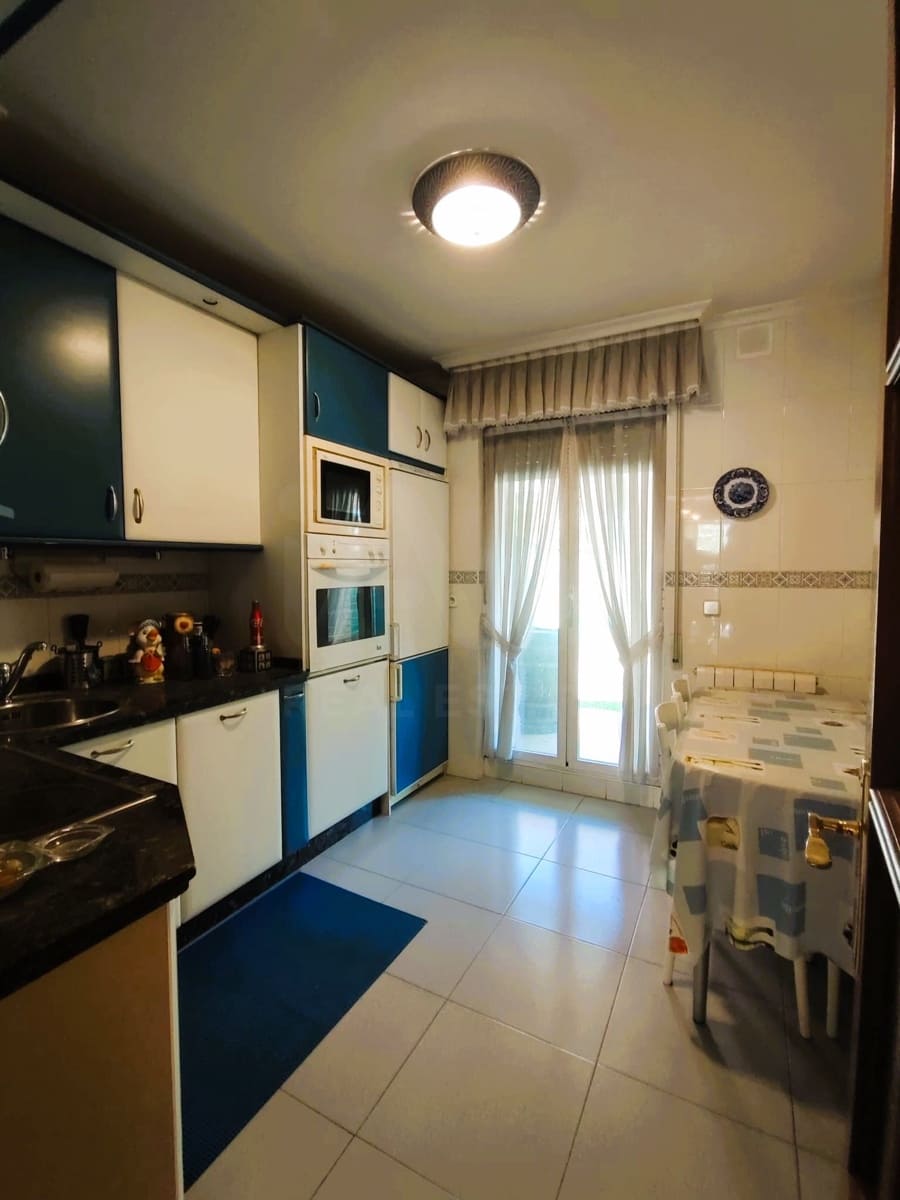 3 bedroom Villa for sale in Leon city with garage - € 244,000 (Ref: 9988738)