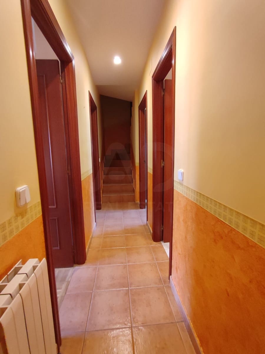 3 bedroom Villa for sale in Leon city with garage - € 244,000 (Ref: 9988738)