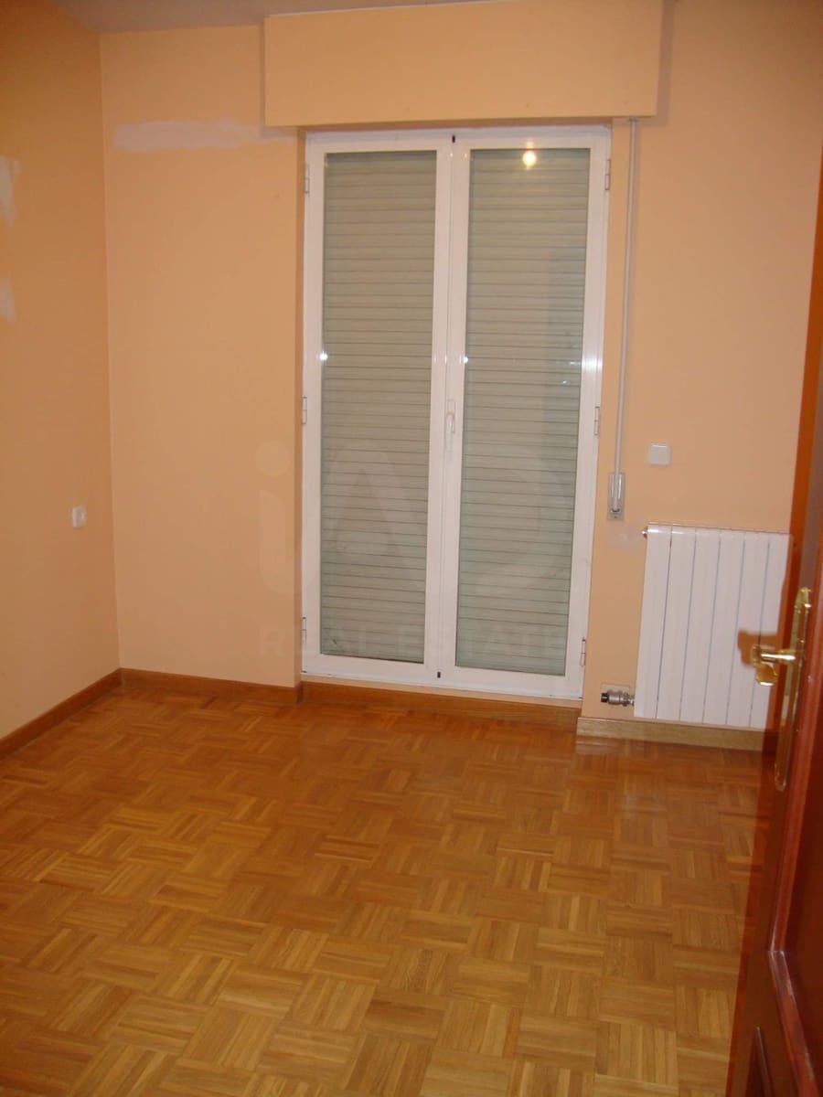 3 bedroom Villa for sale in Leon city with garage - € 244,000 (Ref: 9988738)
