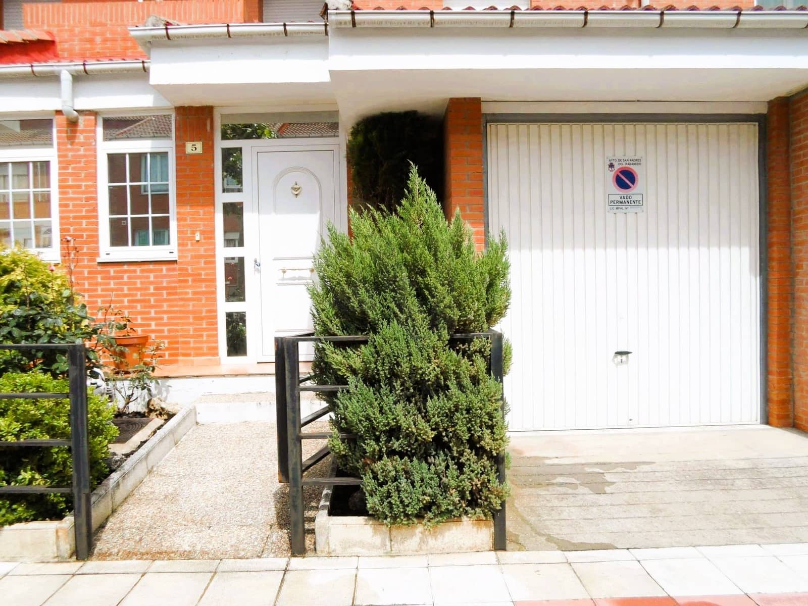 3 bedroom Villa for sale in Leon city with garage - € 244,000 (Ref: 9988738)