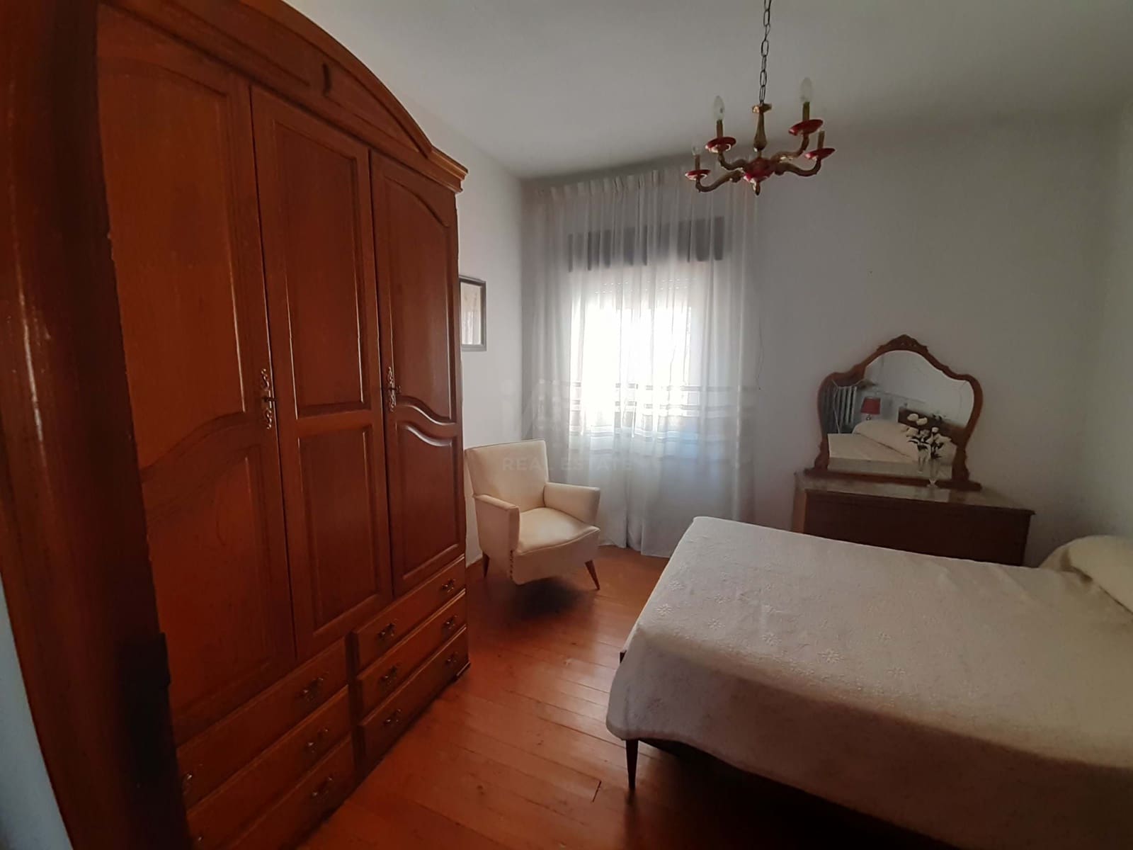 10 soverom Hus til salgs i Leon by med garasje - € 143 000 (Ref: 9988743)