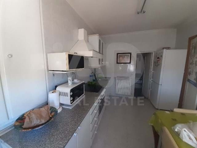 10 soverom Hus til salgs i Leon by med garasje - € 143 000 (Ref: 9988743)