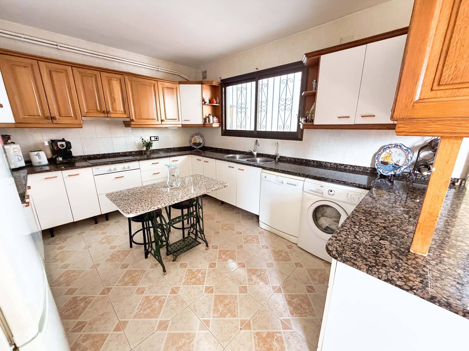6 soverom Hus til salgs i Barcelona by med svømmebasseng garasje - € 464 000 (Ref: 9988788)