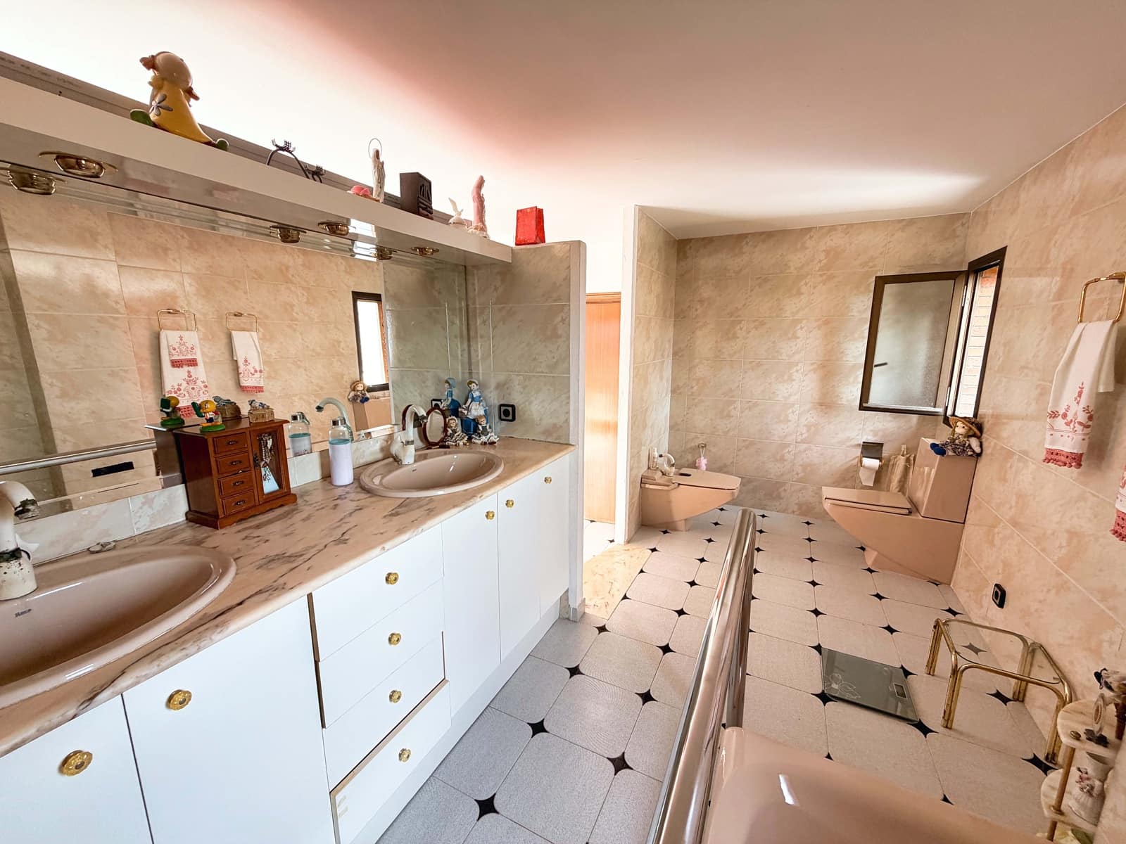6 soverom Hus til salgs i Barcelona by med svømmebasseng garasje - € 464 000 (Ref: 9988788)