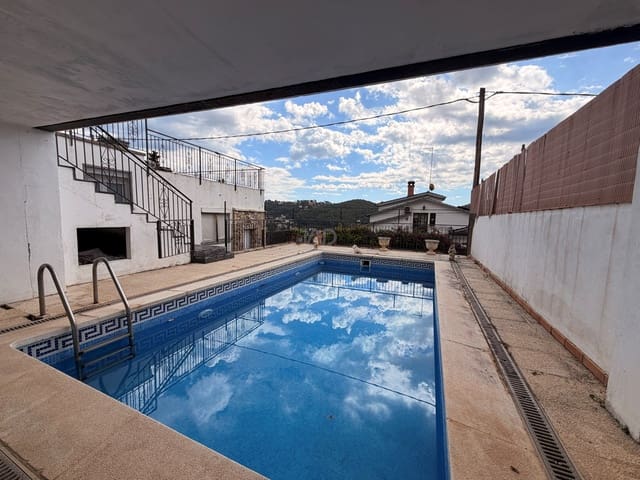 6 soverom Hus til salgs i Barcelona by med svømmebasseng garasje - € 464 000 (Ref: 9988788)