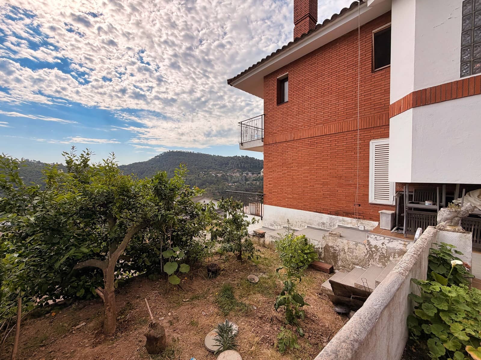 6 soverom Hus til salgs i Barcelona by med svømmebasseng garasje - € 464 000 (Ref: 9988788)
