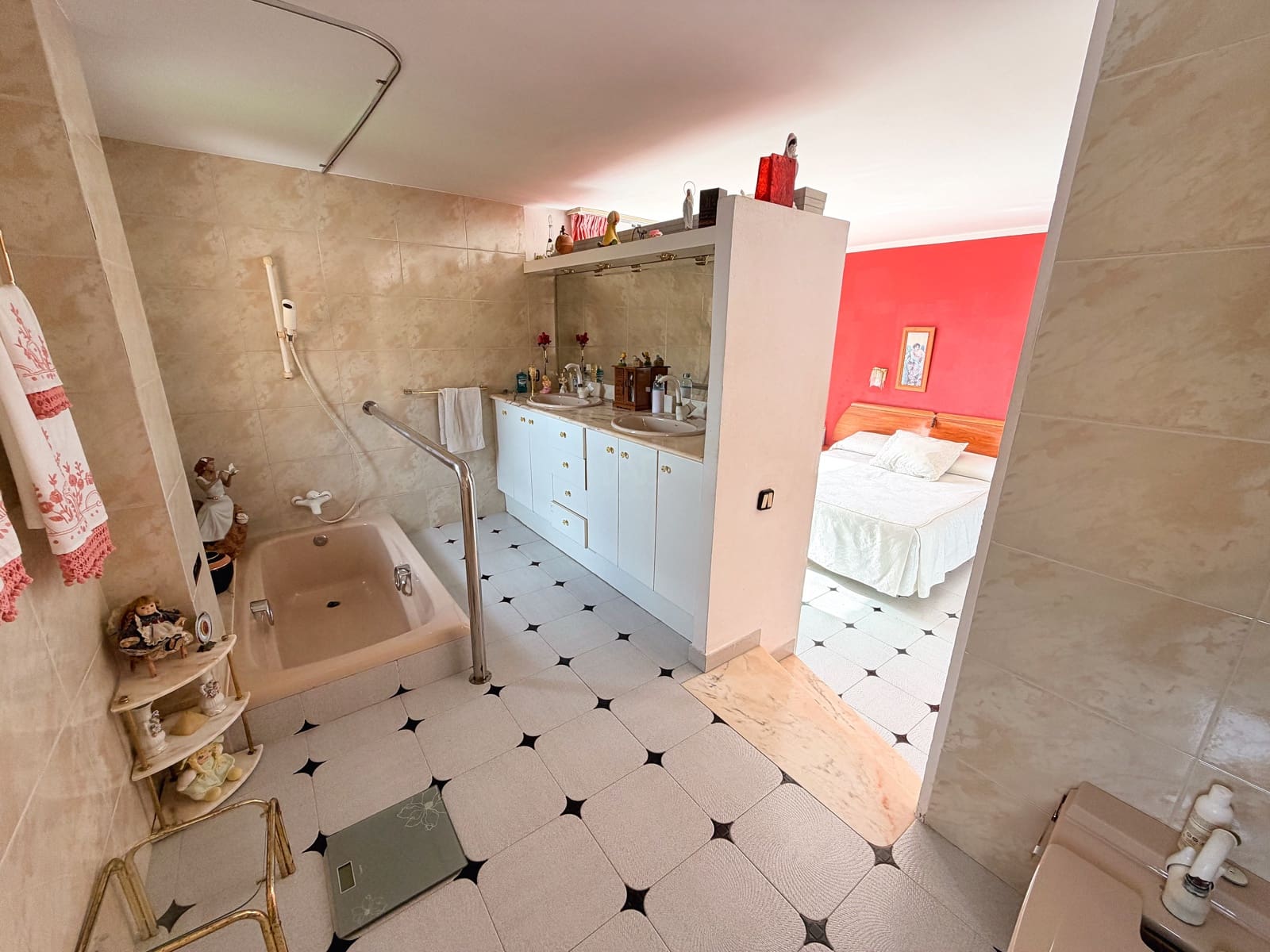 6 soverom Hus til salgs i Barcelona by med svømmebasseng garasje - € 464 000 (Ref: 9988788)