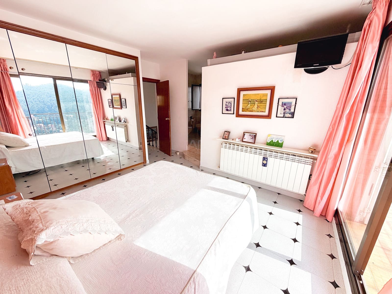 6 soverom Hus til salgs i Barcelona by med svømmebasseng garasje - € 464 000 (Ref: 9988788)