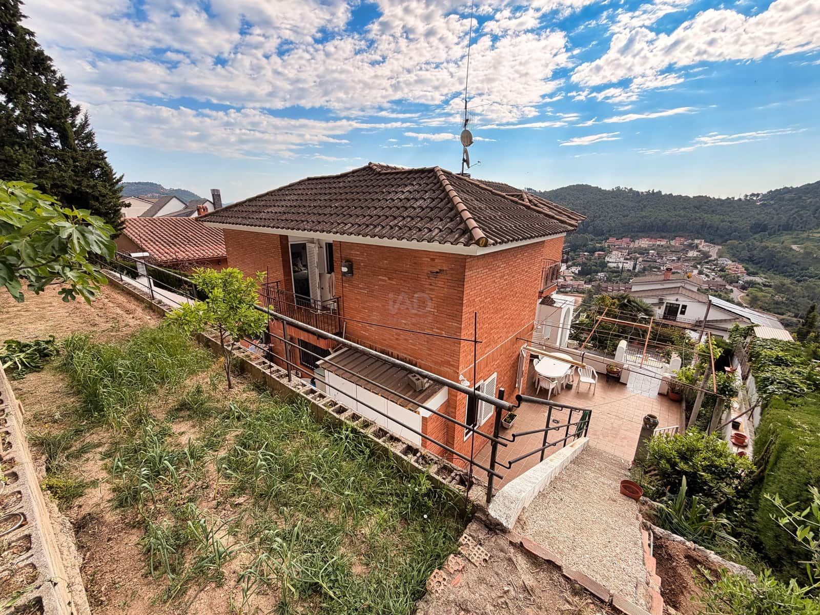 6 soverom Hus til salgs i Barcelona by med svømmebasseng garasje - € 464 000 (Ref: 9988788)