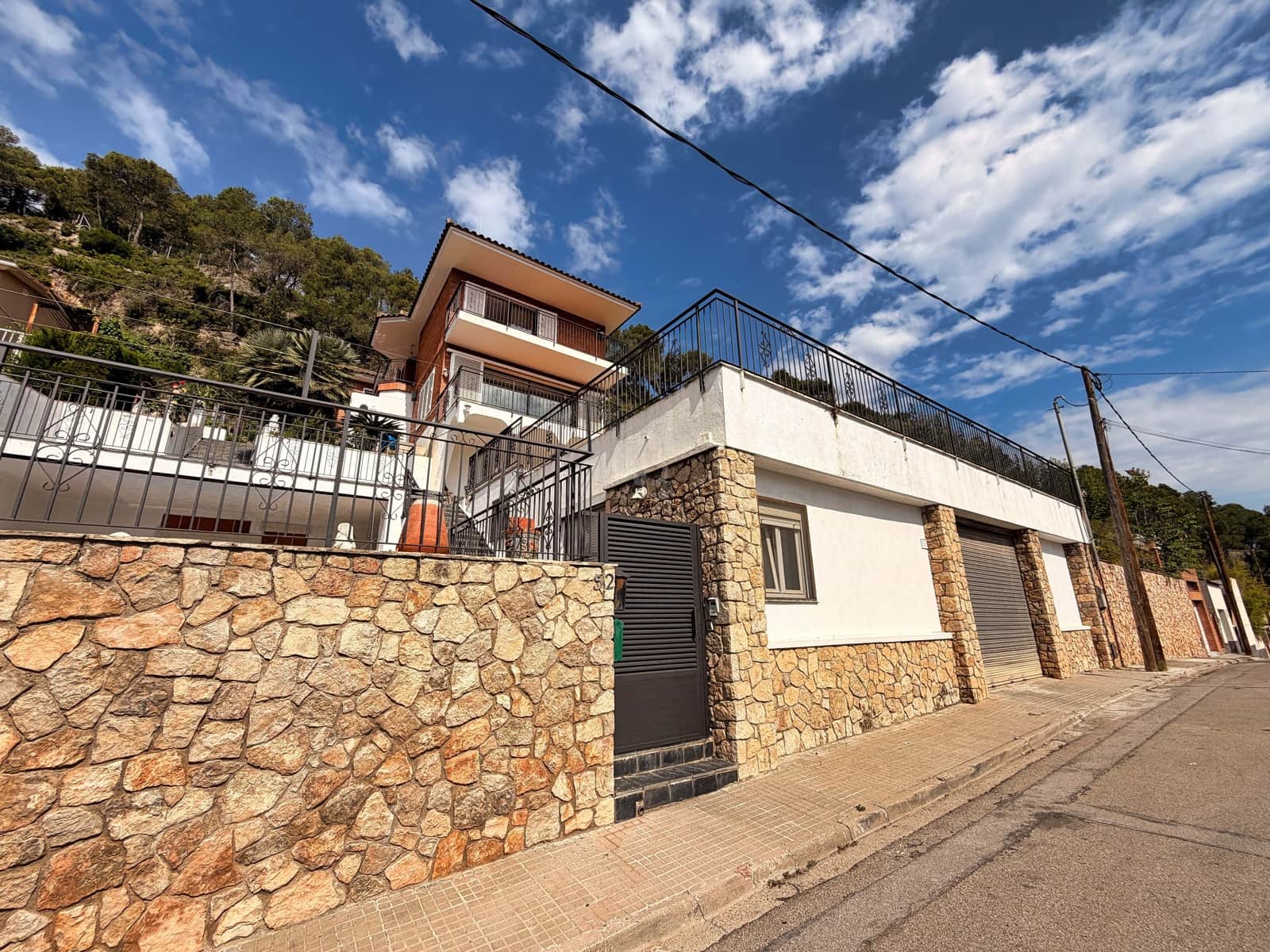 6 soverom Hus til salgs i Barcelona by med svømmebasseng garasje - € 464 000 (Ref: 9988788)
