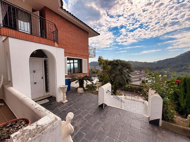 6 soverom Hus til salgs i Barcelona by med svømmebasseng garasje - € 464 000 (Ref: 9988788)