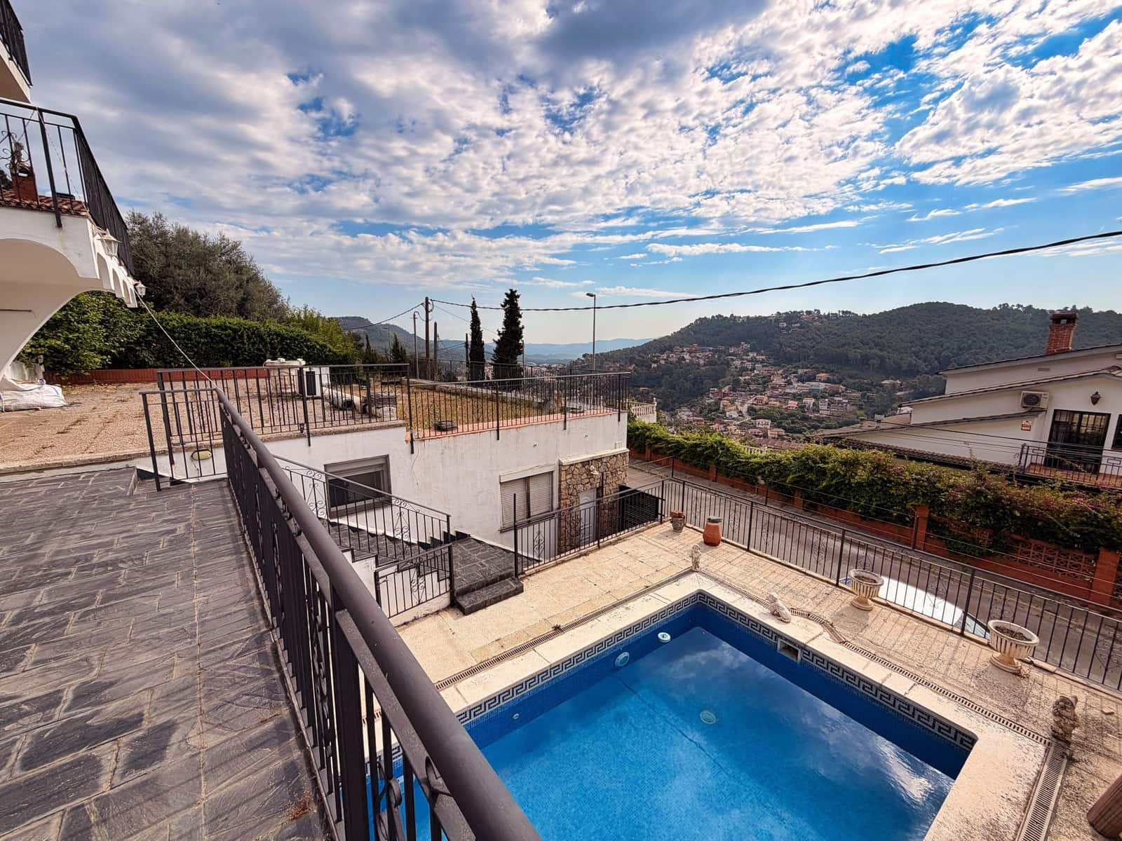6 soverom Hus til salgs i Barcelona by med svømmebasseng garasje - € 464 000 (Ref: 9988788)